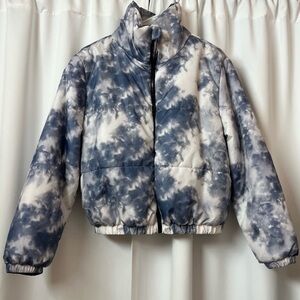 NWOT Wild Fable Blue & White Tie Dye Cloud Pattern Puffer Jacket Size Medium